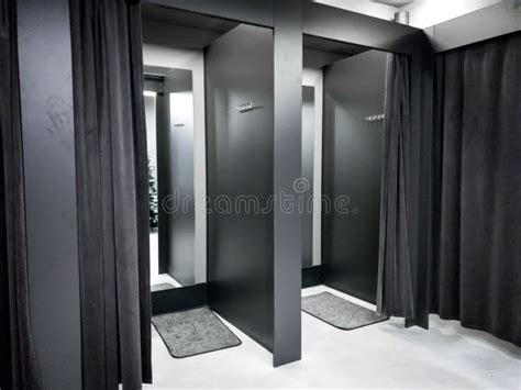 Sa Fitting Room Ng Mall .